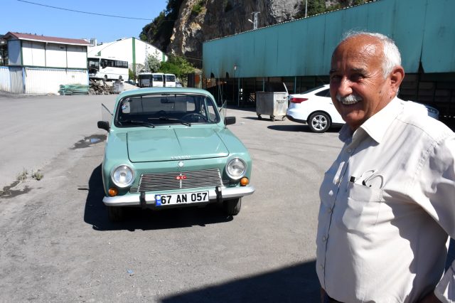 Zonguldak'ta yaşayan emekli, 1968 model 'Anadol' marka aracına gözü gibi bakıyor