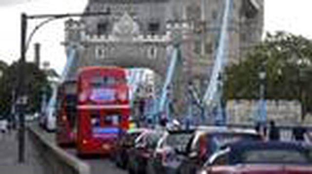 Londra'daki Tower Bridge köprüsünün kolları bir süre havada asılı kaldı