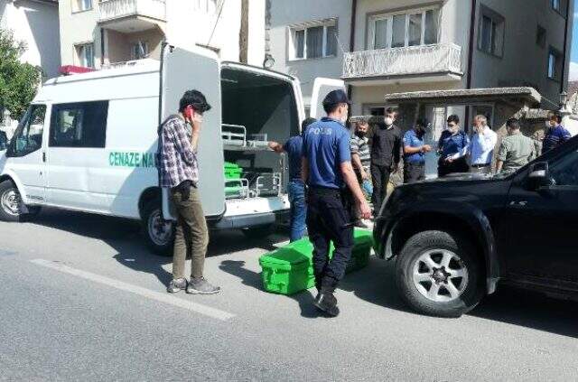 Ölü bulunan kadının boğazında bıçak yarası tespit edildi