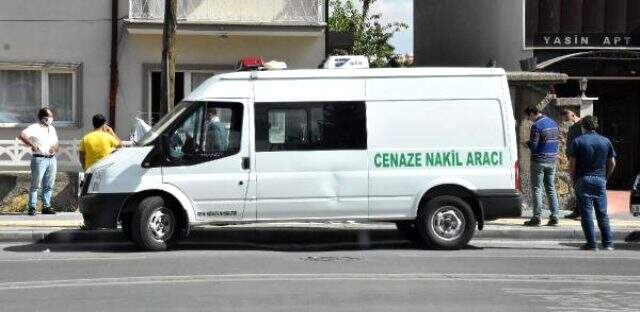 Ölü bulunan kadının boğazında bıçak yarası tespit edildi