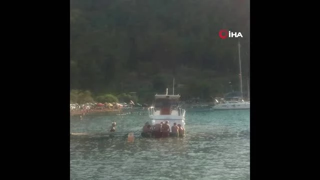 Marmaris'te karaya oturan lüks tekne vatandaşlar tarafından kurtarıldı
