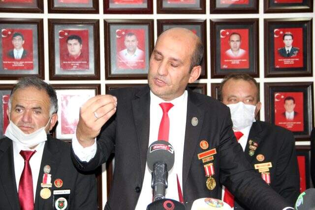 Dernek başkanı, sağlık sebebi ile istifasını açıklarken gözyaşlarına boğuldu Dernek başkanı, sağlık sebebi ile istifasını açıklarken gözyaşlarına boğuldu
