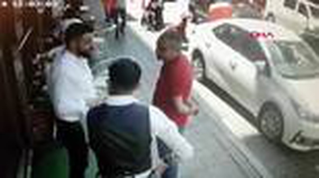 Fatih'de kafe önünden geçerken çanta çalan şüpheli kamerada Fatih'de kafe önünden geçerken çanta çalan şüpheli kamerada