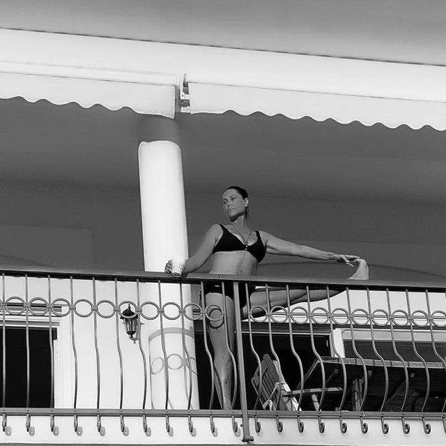 Hülya Avşar, balkonda bikinisiyle spor yaparken poz verdi Hülya Avşar, balkonda bikinisiyle spor yaparken poz verdi