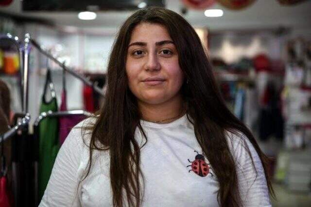 Müşteri gibi gelip mağaza çalışanı kadını taciz etti! O anlar kamerada Müşteri gibi gelip mağaza çalışanı kadını taciz etti! O anlar kamerada