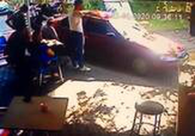 Sevgilisinin ittiği arabayı düz kontak yaparak kaçırdı Sevgilisinin ittiği arabayı düz kontak yaparak kaçırdı