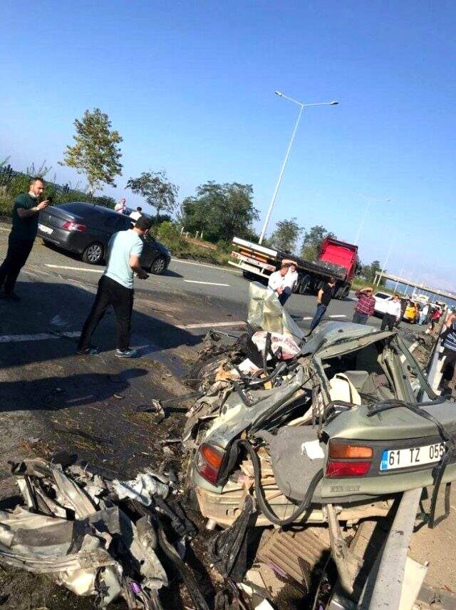 Tır sürücüsünün dikkatsizliği kazaya neden oldu! Otomobili biçti, 1 kişi öldü Tır sürücüsünün dikkatsizliği kazaya neden oldu! Otomobili biçti, 1 kişi öldü