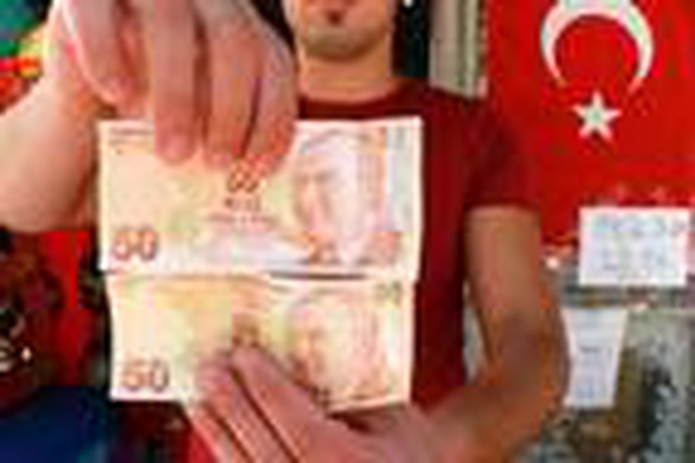 Adanalı bakkal, hatalı basım 50 TL'sini satmak için en iyi teklifi bekliyor Adanalı bakkal, hatalı basım 50 TL'sini satmak için en iyi teklifi bekliyor