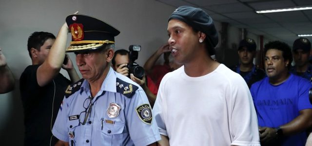 Paraguay'da 'sahte pasaport taşıma' suçundan 5 ay gözaltında tutulan Ronaldinho, serbest kaldı