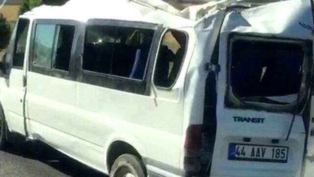 Kaza sonrası hurda yığınına dönen minibüs karayolunda hızla ilerledi Kaza sonrası hurda yığınına dönen minibüs karayolunda hızla ilerledi