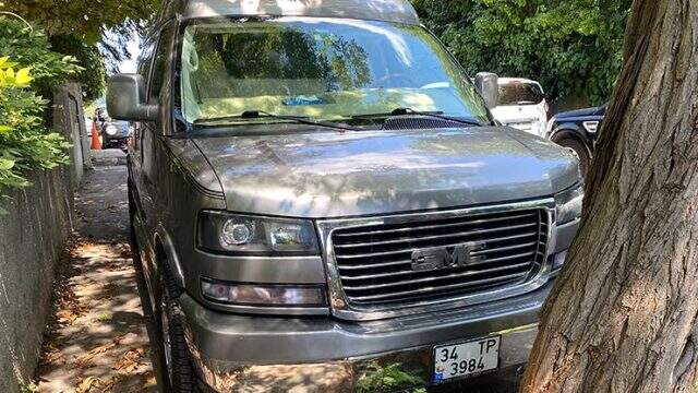 Kenan İmirzalıoğlu'nun aracının logosu çalındı