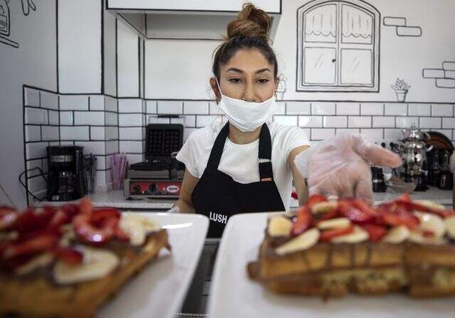 Sade bir nikahla evlenen genç çift, ailelerinin düğün için ayırdığı parayla hayallerindeki iş yerini açtı Sade bir nikahla evlenen genç çift, ailelerinin düğün için ayırdığı parayla hayallerindeki iş yerini açtı