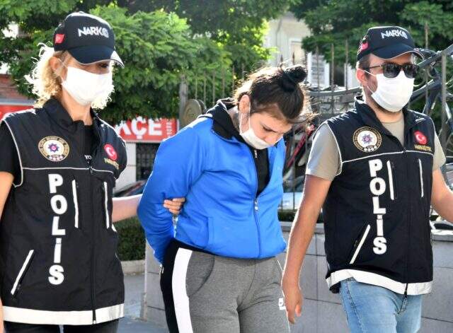 Anne, uyuşturucu şüphelisi kızına gözyaşlarıyla veda etti Anne, uyuşturucu şüphelisi kızına gözyaşlarıyla veda etti