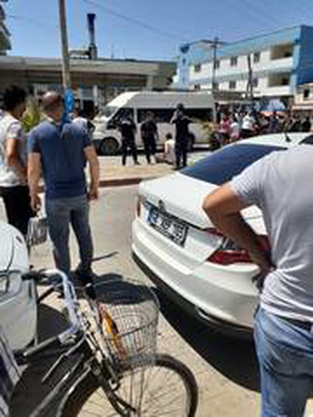 Acımasız evladın babasını sokak ortasında defalarca bıçaklayarak öldürdüğü anlar kamerada