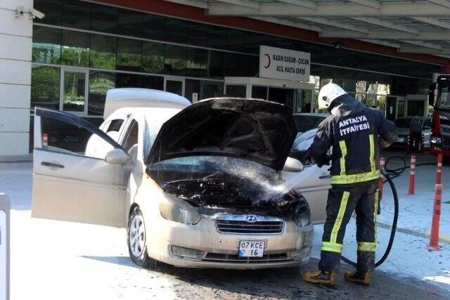 Halen borcunu ödediği otomobilinin yanışını büyük üzüntü içinde izledi