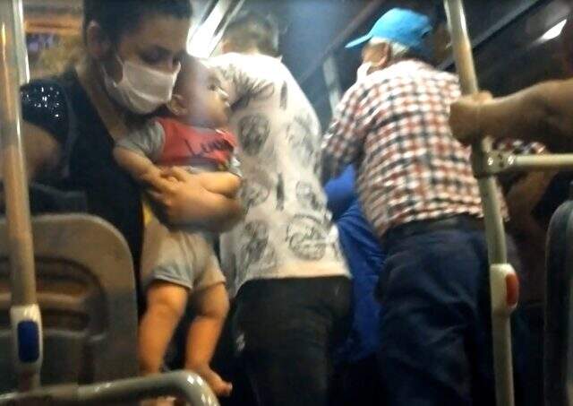 Minibüste yaşlıların maske kavgasında yumruklar konuştu Minibüste yaşlıların maske kavgasında yumruklar konuştu