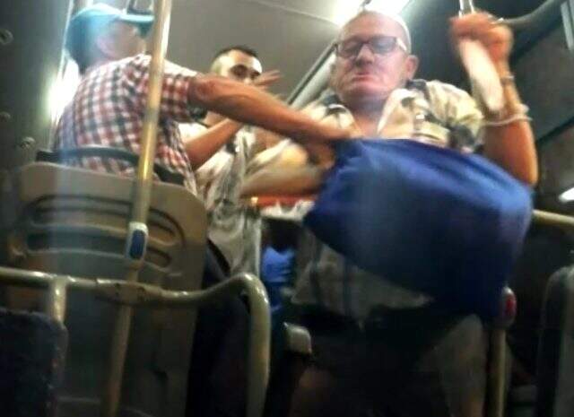 Minibüste yaşlıların maske kavgasında yumruklar konuştu Minibüste yaşlıların maske kavgasında yumruklar konuştu