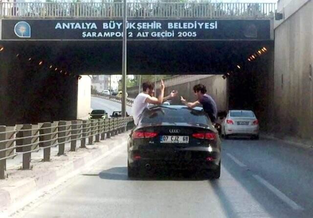 Otomobilin camından çıkıp, kapıya oturarak 'taş, kağıt, makas' oynadılar