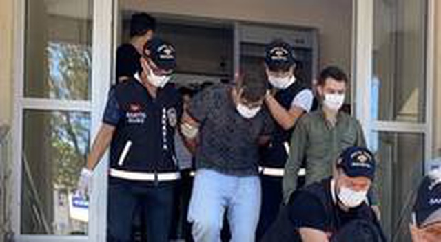 9 yaşındaki Şiar'ın öldürülmesi olayında gözaltına alınan 4 kişi tutuklandı 9 yaşındaki Şiar'ın öldürülmesi olayında gözaltına alınan 4 kişi tutuklandı