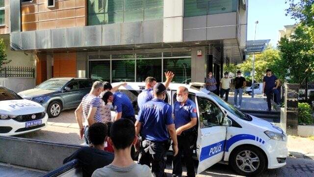 Aynı evde kalan 5 kişi arasında çıkan tartışma kanlı bitti: 1 ölü, 1 yaralı Aynı evde kalan 5 kişi arasında çıkan tartışma kanlı bitti: 1 ölü, 1 yaralı