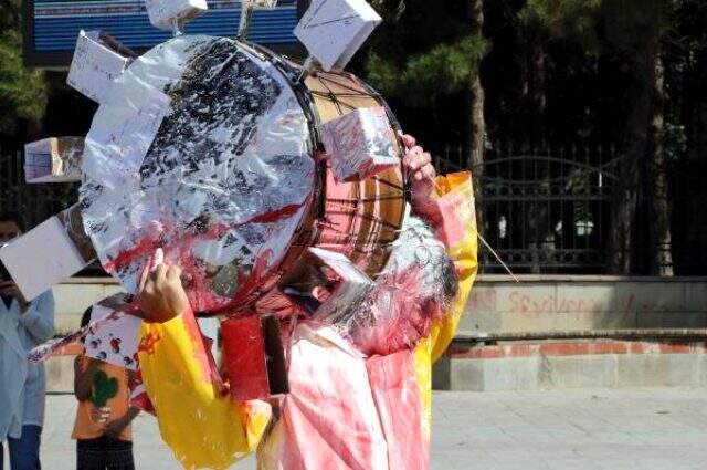 Güzel sanatlar fakültesi dekanı profesör koronaya dikkat çekmek için üzerine boya attırdı