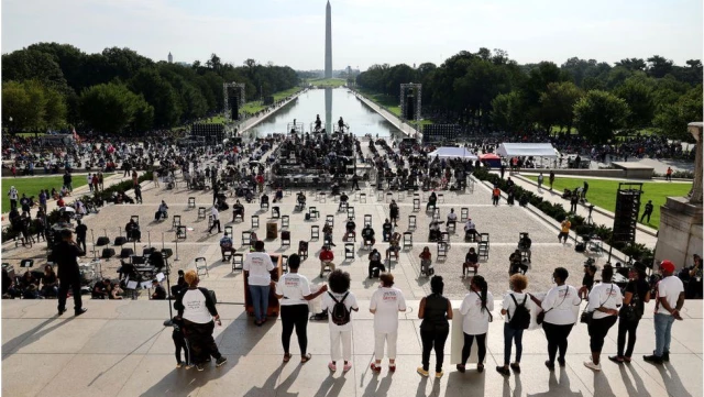 Washington'da 'Dizlerinizi Boynumuzdan Çekin' sloganlı ırkçılık karşıtı yürüyüşe binlerce kişi...