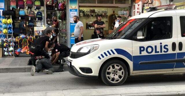 Alkollü sürücü, aracını yol ortasında bırakıp polisten kaçmaya çalıştı Alkollü sürücü, aracını yol ortasında bırakıp polisten kaçmaya çalıştı