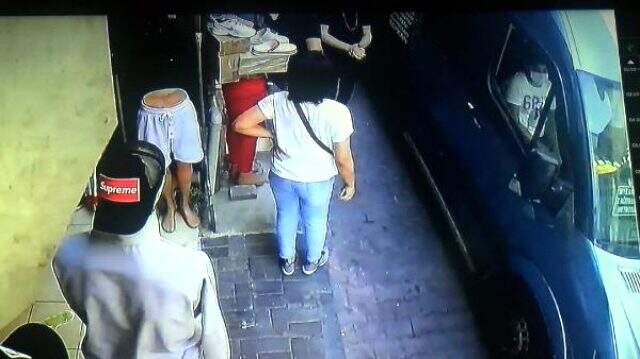 Çevirmeden kaçmak isteyen minibüs şoförü, daldığı ara sokakta bebek arabasına çarptı Çevirmeden kaçmak isteyen minibüs şoförü, daldığı ara sokakta bebek arabasına çarptı
