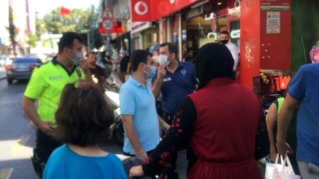 Çevirmeden kaçmak isteyen minibüs şoförü, daldığı ara sokakta bebek arabasına çarptı Çevirmeden kaçmak isteyen minibüs şoförü, daldığı ara sokakta bebek arabasına çarptı