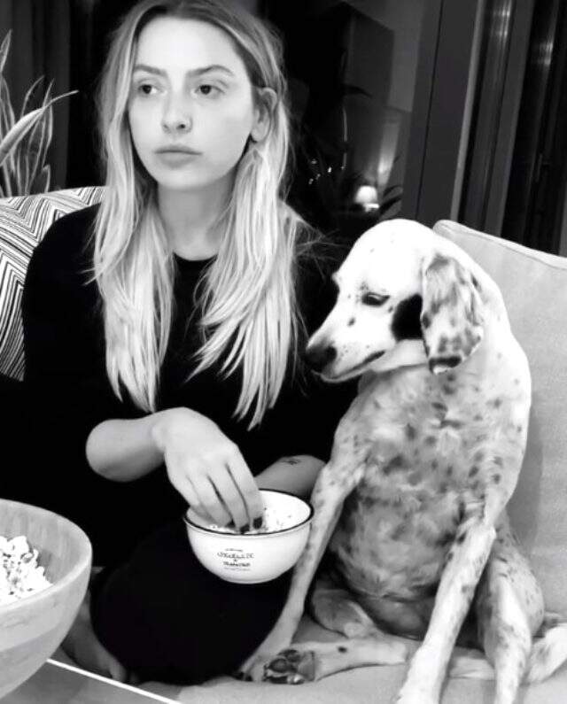 Hadise sevgilisinin köpeği Benek ile mısır keyfi yaptı Hadise sevgilisinin köpeği Benek ile mısır keyfi yaptı