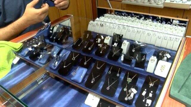 Kuyumcuyu soyan hırsızlar 10 kilo altın çaldı Kuyumcuyu soyan hırsızlar 10 kilo altın çaldı