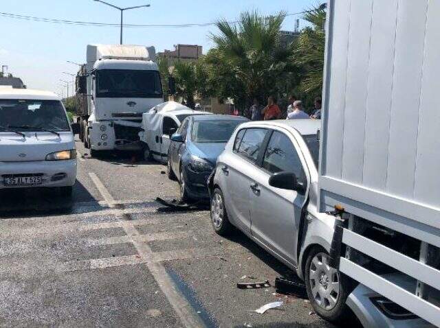 Manisa'daki zincirleme trafik kazasında 5 kişi yaralandı Manisa'daki zincirleme trafik kazasında 5 kişi yaralandı