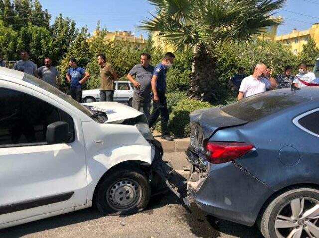 Manisa'daki zincirleme trafik kazasında 5 kişi yaralandı Manisa'daki zincirleme trafik kazasında 5 kişi yaralandı