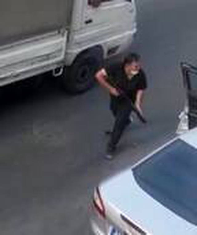Yol ortasındaki sürücüyü pompalı tüfekle vuran saldırgan kayıplara karıştı Yol ortasındaki sürücüyü pompalı tüfekle vuran saldırgan kayıplara karıştı