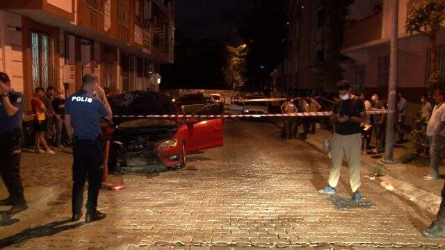 İstanbul'da gece yarısı 2 otomobil alev alev yandı İstanbul'da gece yarısı 2 otomobil alev alev yandı