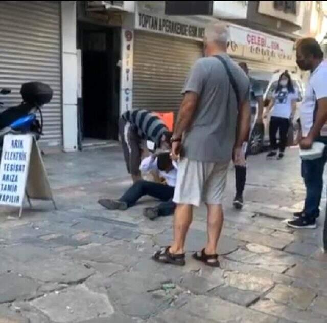 İstanbul'dan sonra İzmir'de de görüldüler! Bayılma numarası yapan simitçi kılığındaki dolandırıcılara vatandaştan tepki yağdı