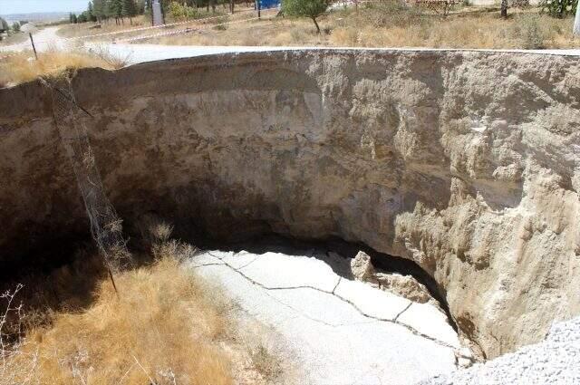 Konya'da facianın eşiğinden dönüldü: Yol ortasında oluşan obruk görenleri korkutuyor