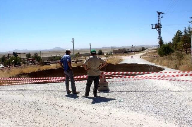 Konya'da facianın eşiğinden dönüldü: Yol ortasında oluşan obruk görenleri korkutuyor