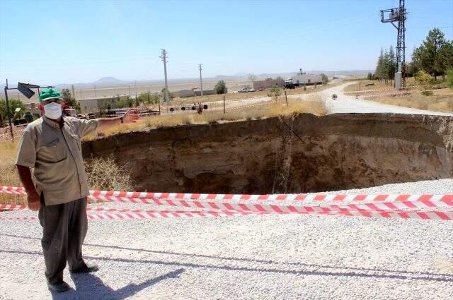 Konya'da facianın eşiğinden dönüldü: Yol ortasında oluşan obruk görenleri korkutuyor