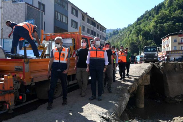 Bakan Karaismailoğlu sel felaketi sonrası Giresun'daki çalışmaları takip etti: Yöre şartlarına uyumlu projelere öncelik vereceğiz