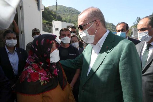 Cumhurbaşkanı Erdoğan, Giresun'da sel felaketini yaşayan bölgeyi havadan inceledi