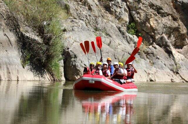 Eski TBMM Başkanı Binali Yıldırım, memleketi Erzincan'da rafting yaptıo Eski TBMM Başkanı Binali Yıldırım, memleketi Erzincan'da rafting yaptıo