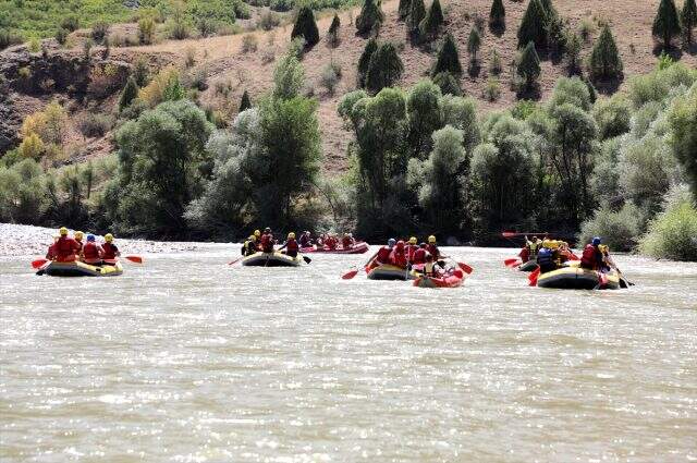Eski TBMM Başkanı Binali Yıldırım, memleketi Erzincan'da rafting yaptıo Eski TBMM Başkanı Binali Yıldırım, memleketi Erzincan'da rafting yaptıo