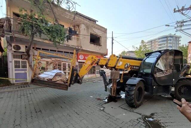 Evde ölü bulunan şahsın cansız bedeni, vinç yardımıyla pencereden çıkartıldı Evde ölü bulunan şahsın cansız bedeni, vinç yardımıyla pencereden çıkartıldı