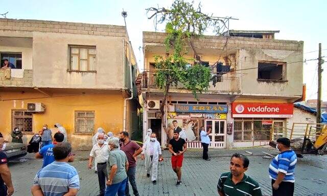 Evde ölü bulunan şahsın cansız bedeni, vinç yardımıyla pencereden çıkartıldı Evde ölü bulunan şahsın cansız bedeni, vinç yardımıyla pencereden çıkartıldı