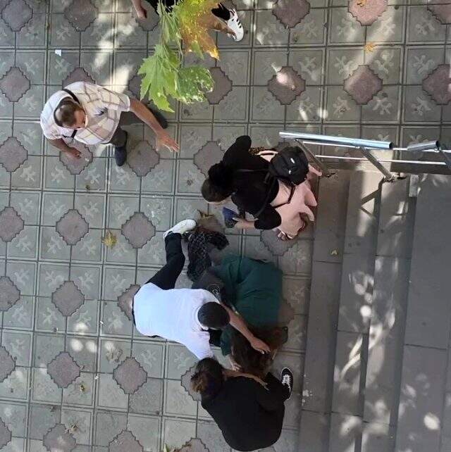 Kocasıyla ilişkisi olduğunu iddia ettiği kadına cadde ortasında saldırdı! Kavga anı kamerada Kocasıyla ilişkisi olduğunu iddia ettiği kadına cadde ortasında saldırdı! Kavga anı kamerada