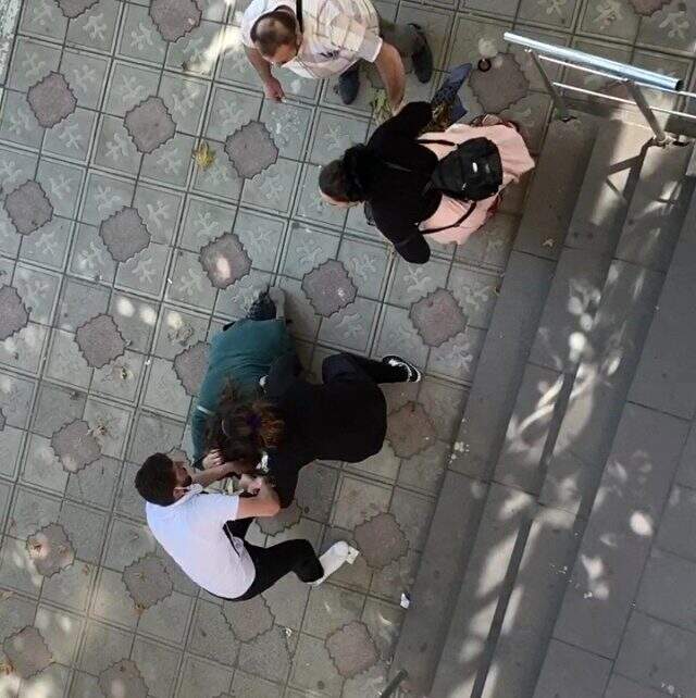 Kocasıyla ilişkisi olduğunu iddia ettiği kadına cadde ortasında saldırdı! Kavga anı kamerada Kocasıyla ilişkisi olduğunu iddia ettiği kadına cadde ortasında saldırdı! Kavga anı kamerada