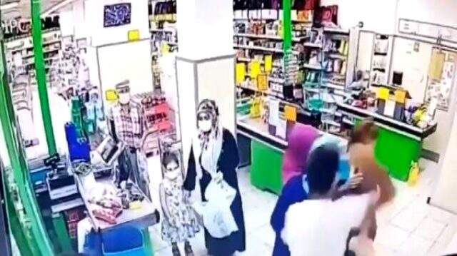 Market çalışanının yüzüne peş peşe yumruklar attı! O anlar güvenlik kamerasına yansıdı