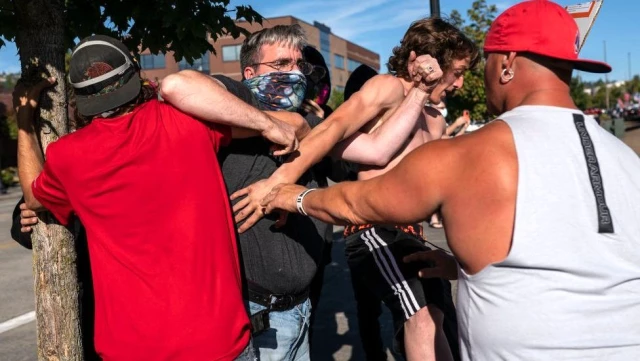 Portland protestolarında yaşanan şiddet olayları Trump ile Biden'ı karşı karşıya getirdi