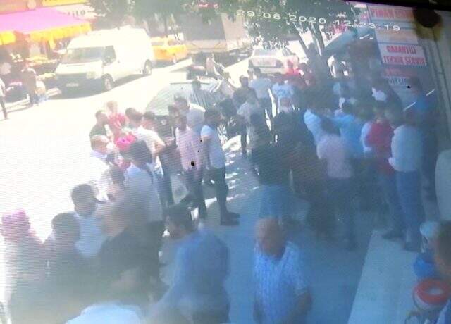 Sadece adres sormak istemişlerdi! Çocuk kaçırıldığını düşünen mahalleli halı yıkamacıları linç etti Sadece adres sormak istemişlerdi! Çocuk kaçırıldığını düşünen mahalleli halı yıkamacıları linç etti